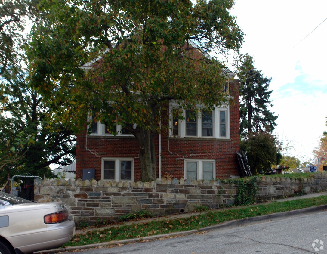 Building Photo - 251 Manor Cir