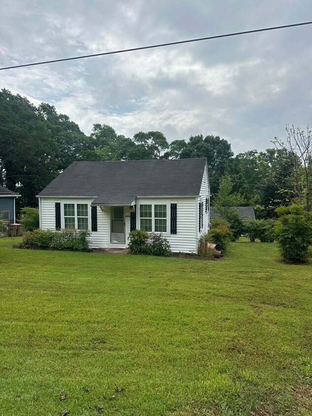 Charming Home in Downtown Flowery Branch! - Charming Home in Downtown Flowery Branch!