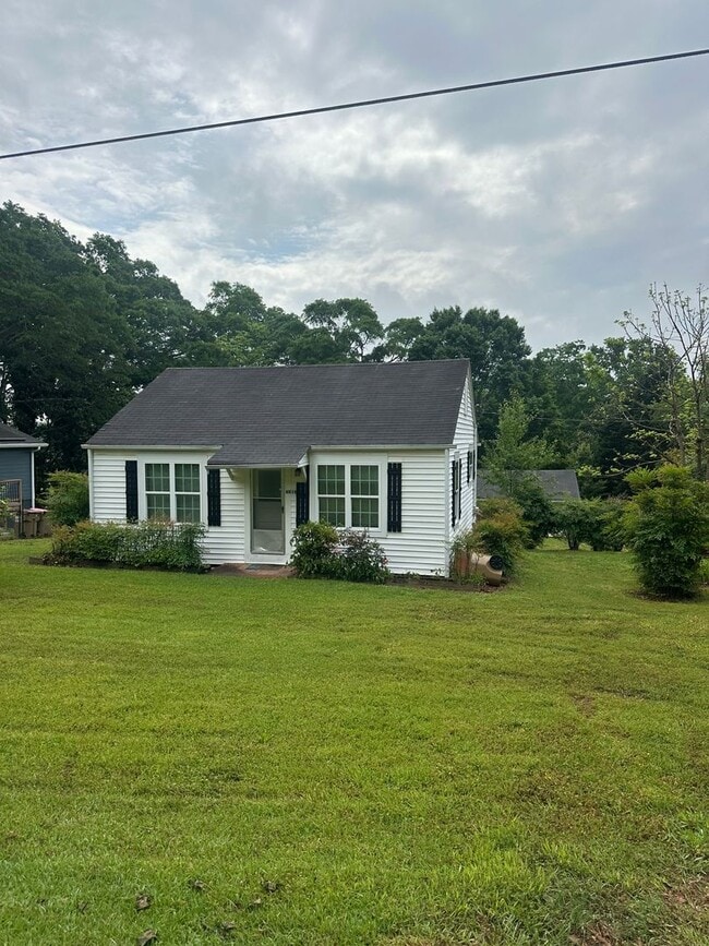 Charming Home in Downtown Flowery Branch! - Charming Home in Downtown Flowery Branch!