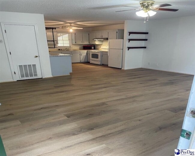 Building Photo - 1724 W Pine Lake Dr