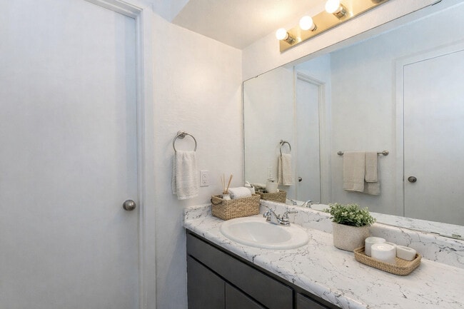 Building Photo - The Retreat @ College Hills