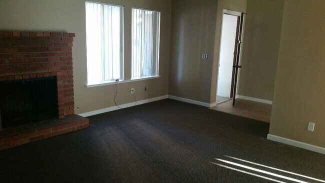 Sala de estar - 1068 Pierce Dr