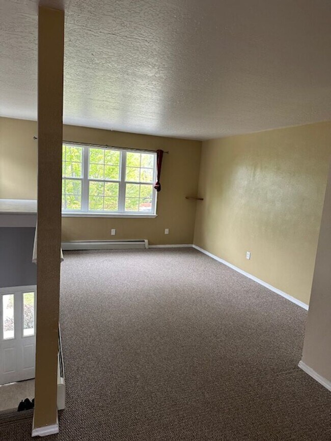 Building Photo - 2 Bedroom condo on North Side