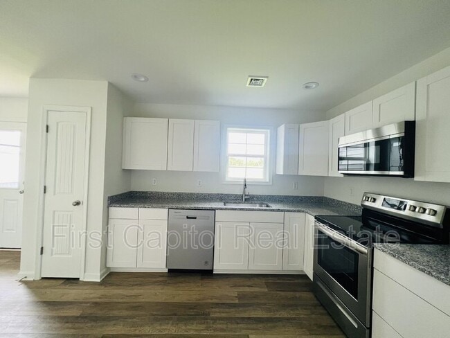 Building Photo - 11 Riverview Dr