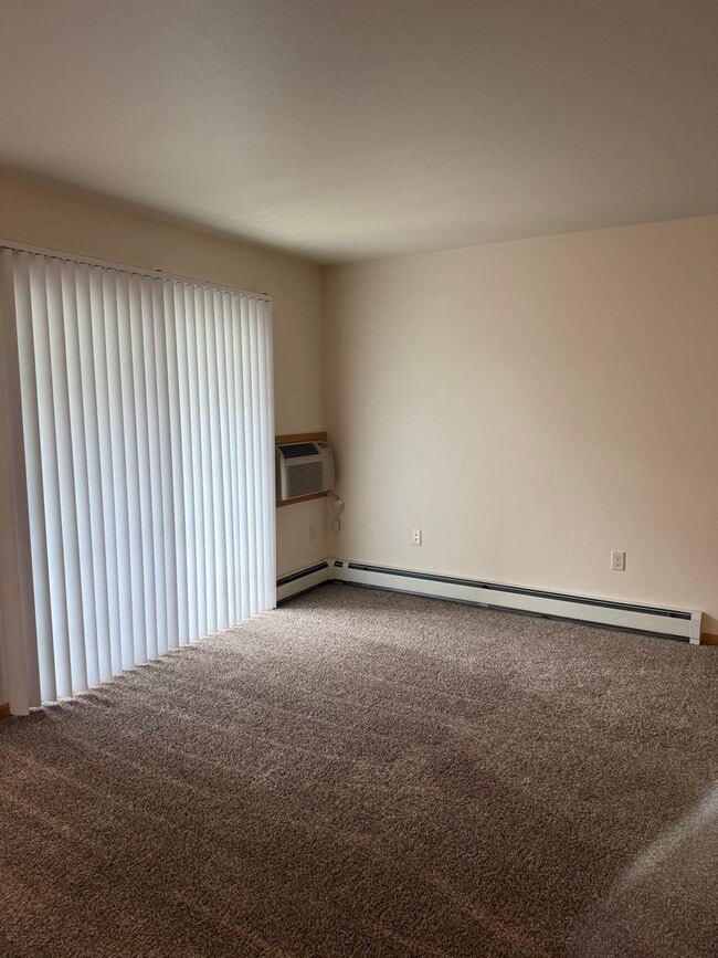 Interior Photo - Riverwood Apartments - 514 McEvoy St