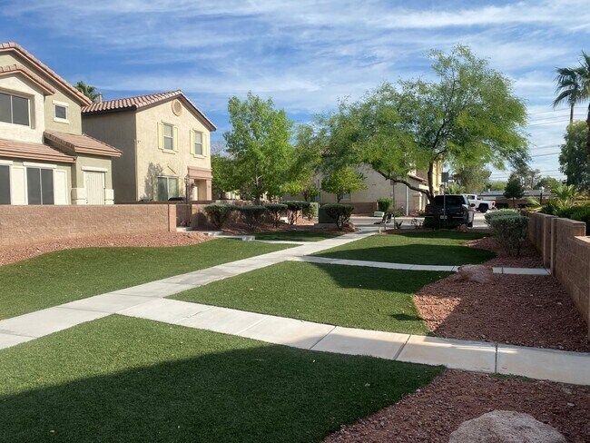 Building Photo - Marvelous location in gated community central Las Vegas