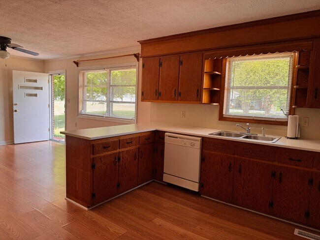 Foto del edificio - 3 Bed, 1.5 Bath brick home located on Gallimore Town Rd