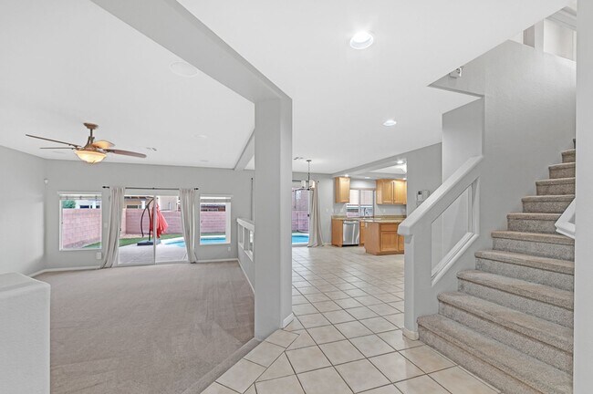 Foto del edificio - MOVE IN READY GORGEOUS 4-BEDROOM HOME WITH...