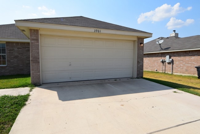 Building Photo - 3901 Bolivar Dr