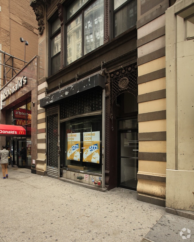 Building Photo - 722 Broadway