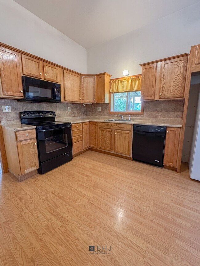 Building Photo - Dog Friendly 2 bed/ 1 bath HOUSE for Rent!
