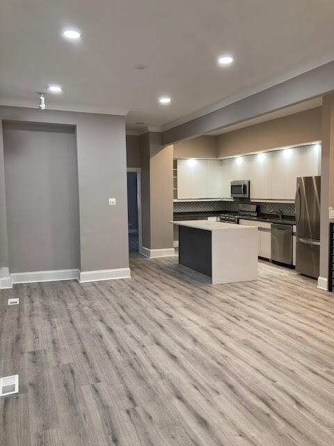 kitchen/dining - 1323 W Barry Ave