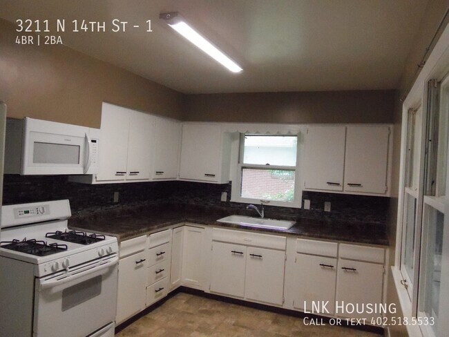 Building Photo - Quiet back yard!  4 bedroom, 2 bath.  Over...