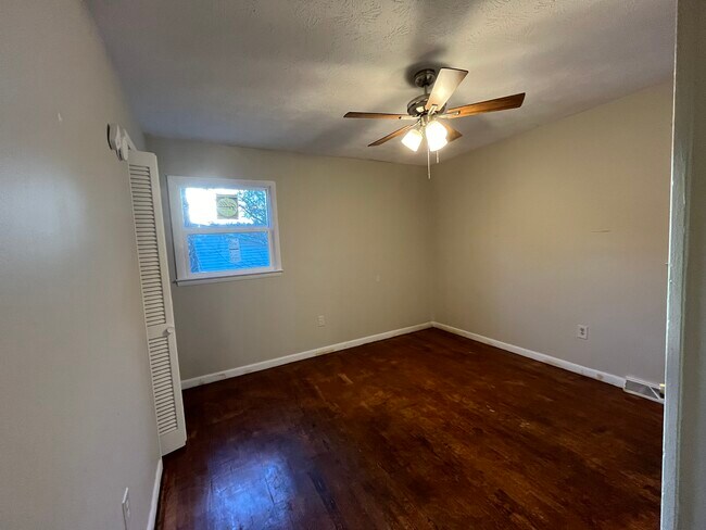 Building Photo - 13 Pinehurst Cir