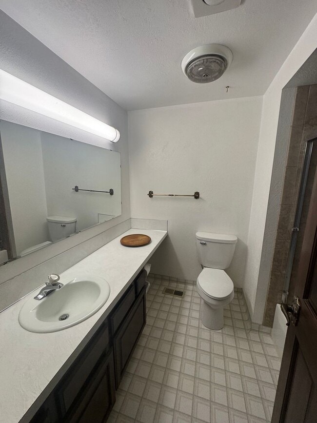 Building Photo - 3 bed 2 bath house with attached garage an...