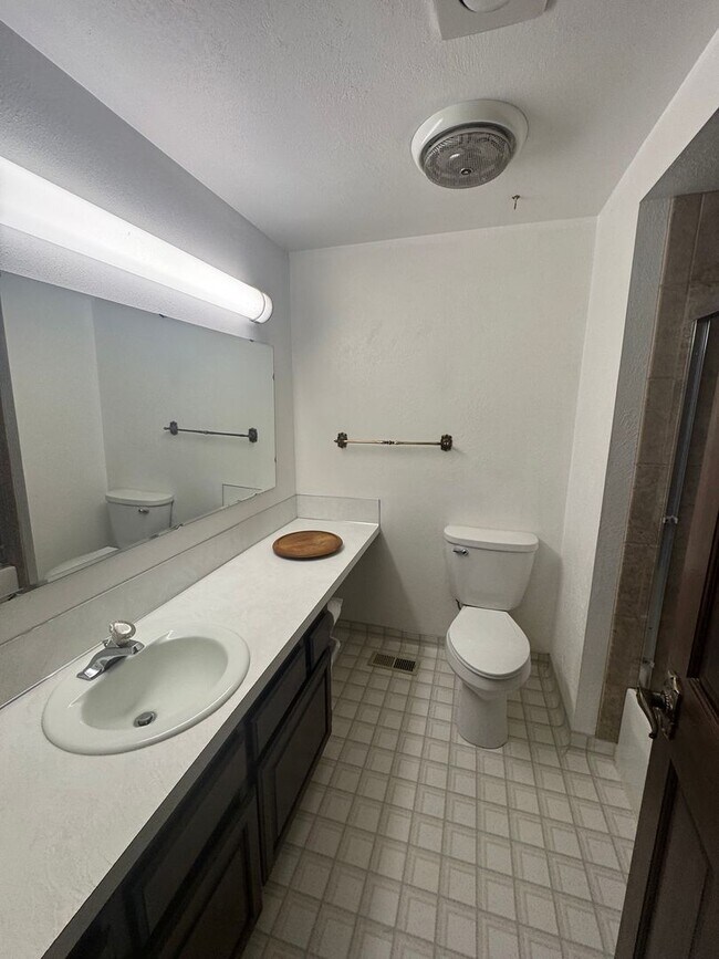 Foto del edificio - 3 bed 2 bath house with attached garage an...