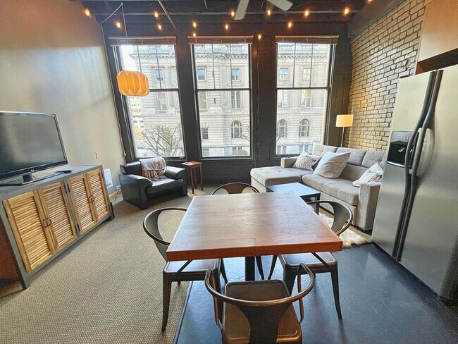 Foto del edificio - Beautiful Furnished Downtown Loft Coming available May 1st!