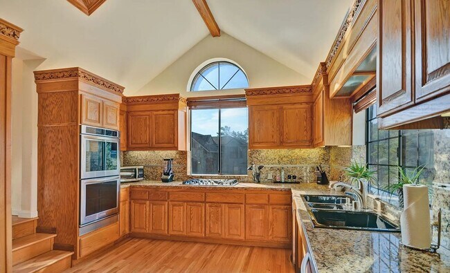 Foto del edificio - STUNNING LUXURY HOME WITH GORGEOUS SETTING IN WONDERFUL ORINDA!