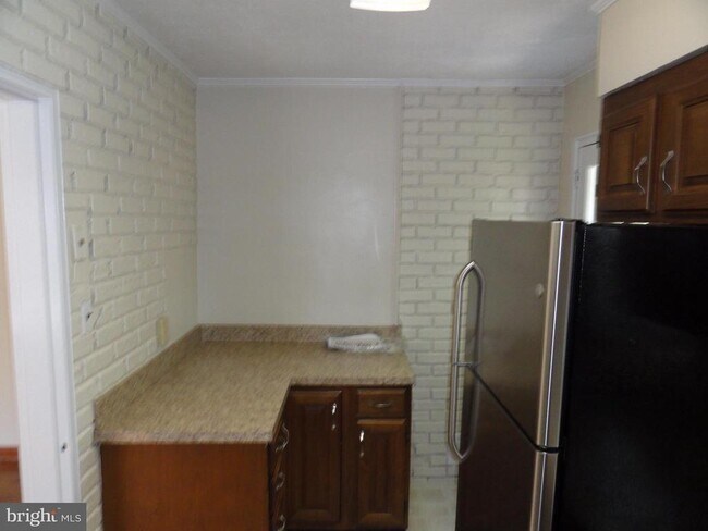 Building Photo - 4 E Chapman St