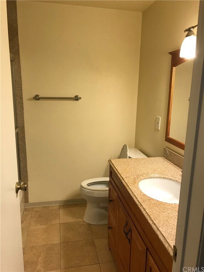 Full Bath - 2007 Oxford Ave