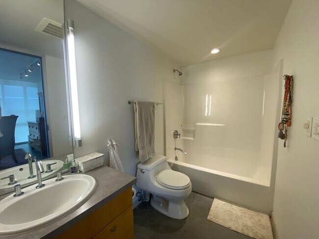 Building Photo - $2,400 | 1 Bedroom, 2 Bathroom Luxury Cond...