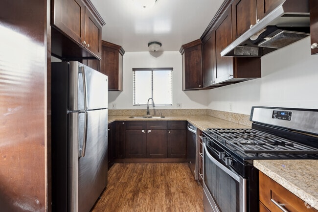 2BR, 1 BA -1100SF - 633 N Hayworth Ave