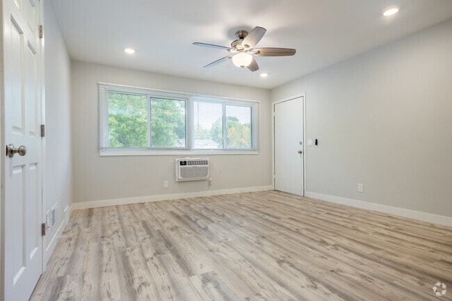 2 habitaciones, 1 baño - 850 pies cuadrados - Sala de estar - Parks Edge Apartments