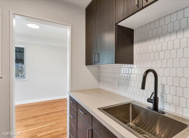 Building Photo - 1 br, 1 bath Apartment - 612 E 11th Ave