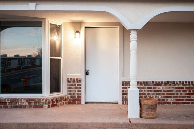 Building Photo - Fully updated Sunrise Home