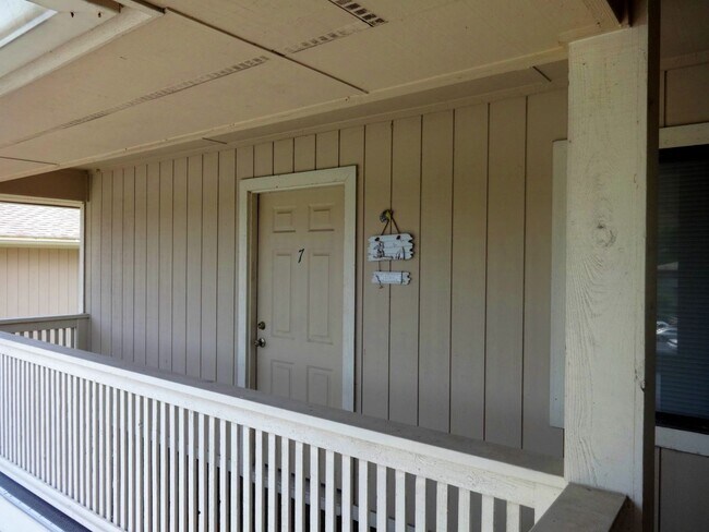 Foto del edificio - Unfurnished, 2 Bedroom, 2 Bath, 3rd Floor, Corner Unit at Cypress Bay! Available December 2025!