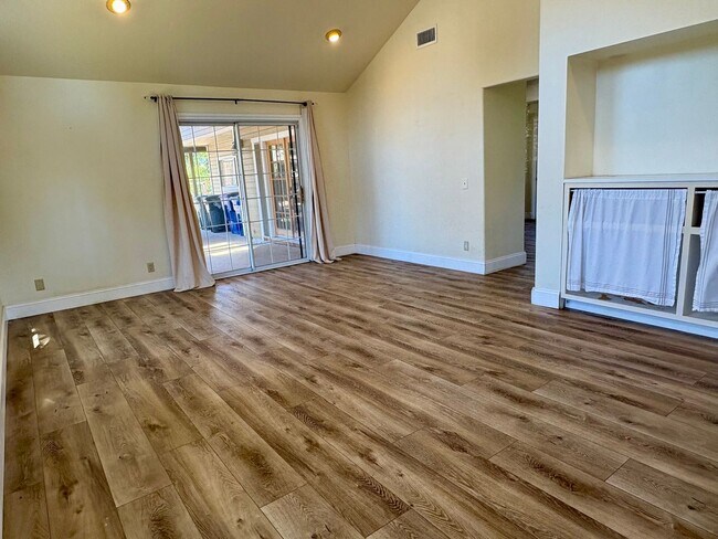 Foto del edificio - Single Family Home in Oak View!
