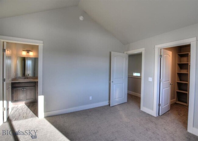 Building Photo - Gorgeous Townhouse - 3 Bedrooms and 2 1/2 ...