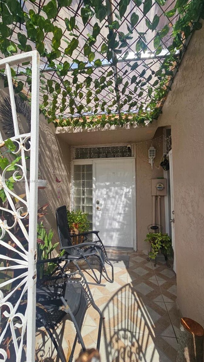 Foto del edificio - 1145 W 42nd St