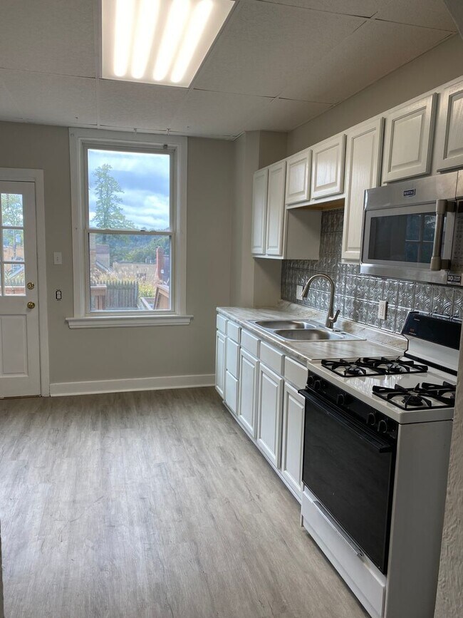 Foto del edificio - 2 Bedroom + Den, Updated Row House with Of...