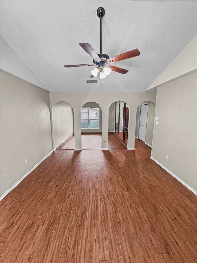 Building Photo - Charming 3-Bedroom Home with Spacious Back...