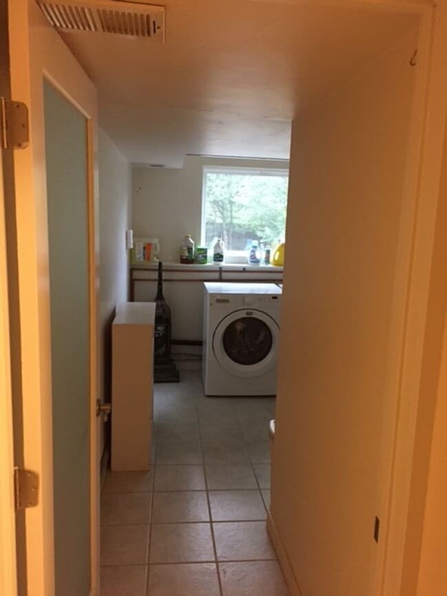 Building Photo - Walk-Out Basement 2 Bed in Golden – All Ut...