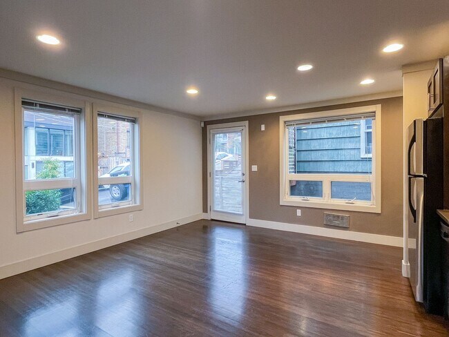 Building Photo - Unbeatable Location! 2bd/2bth Westlake Tow...