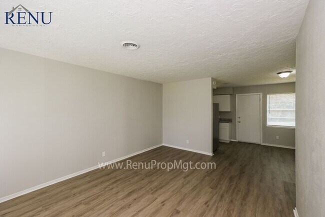Foto del edificio - Now Available!