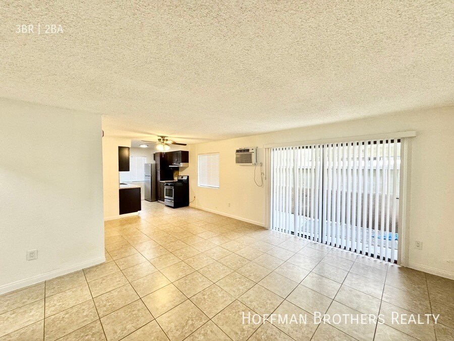 Foto principal - 9050 Tobias Ave