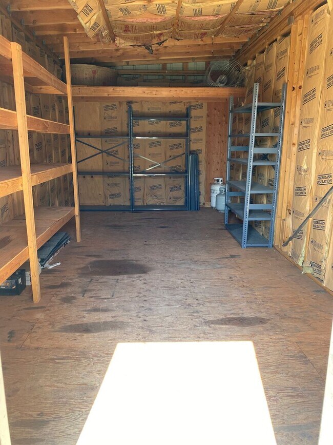 Building Photo - SINGLE FAMILY SPLIT LEVEL HOME IN POST FAL...