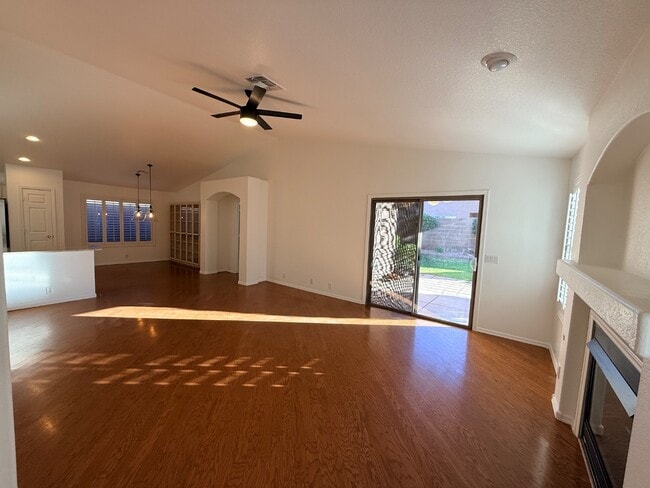 Foto del edificio - 6061 E Rochelle St