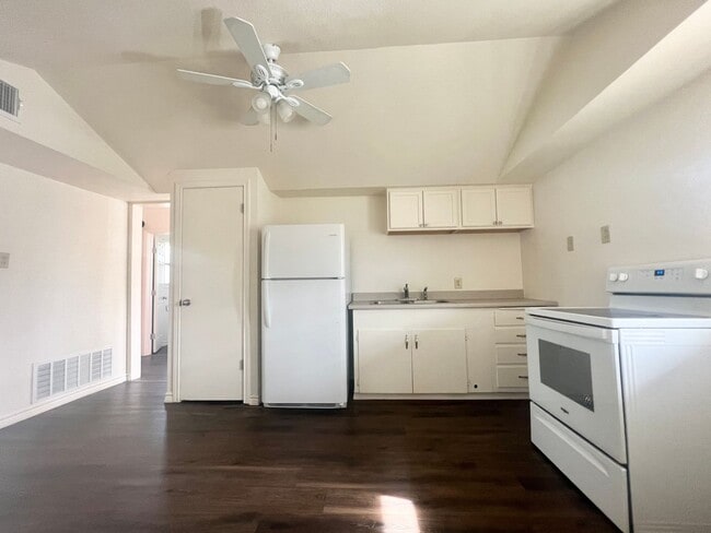 Building Photo - Updated 2 bedroom 1 bath home on a large lot