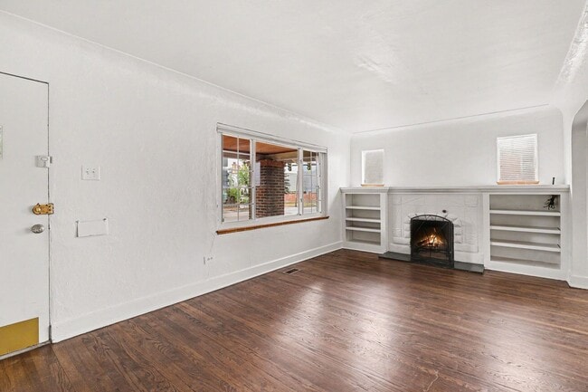 Building Photo - Available NOW! 3 Bedroom 2 Bath Beautiful Home in Denver!