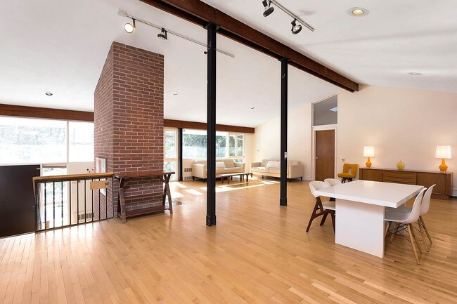 Building Photo - 123 Hoyt St