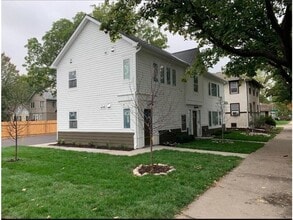 Building Photo - 2106 SE Fairmount St