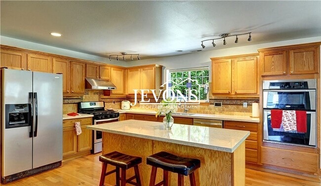 Building Photo - Spacious home with A/C, full kitchen, and ...
