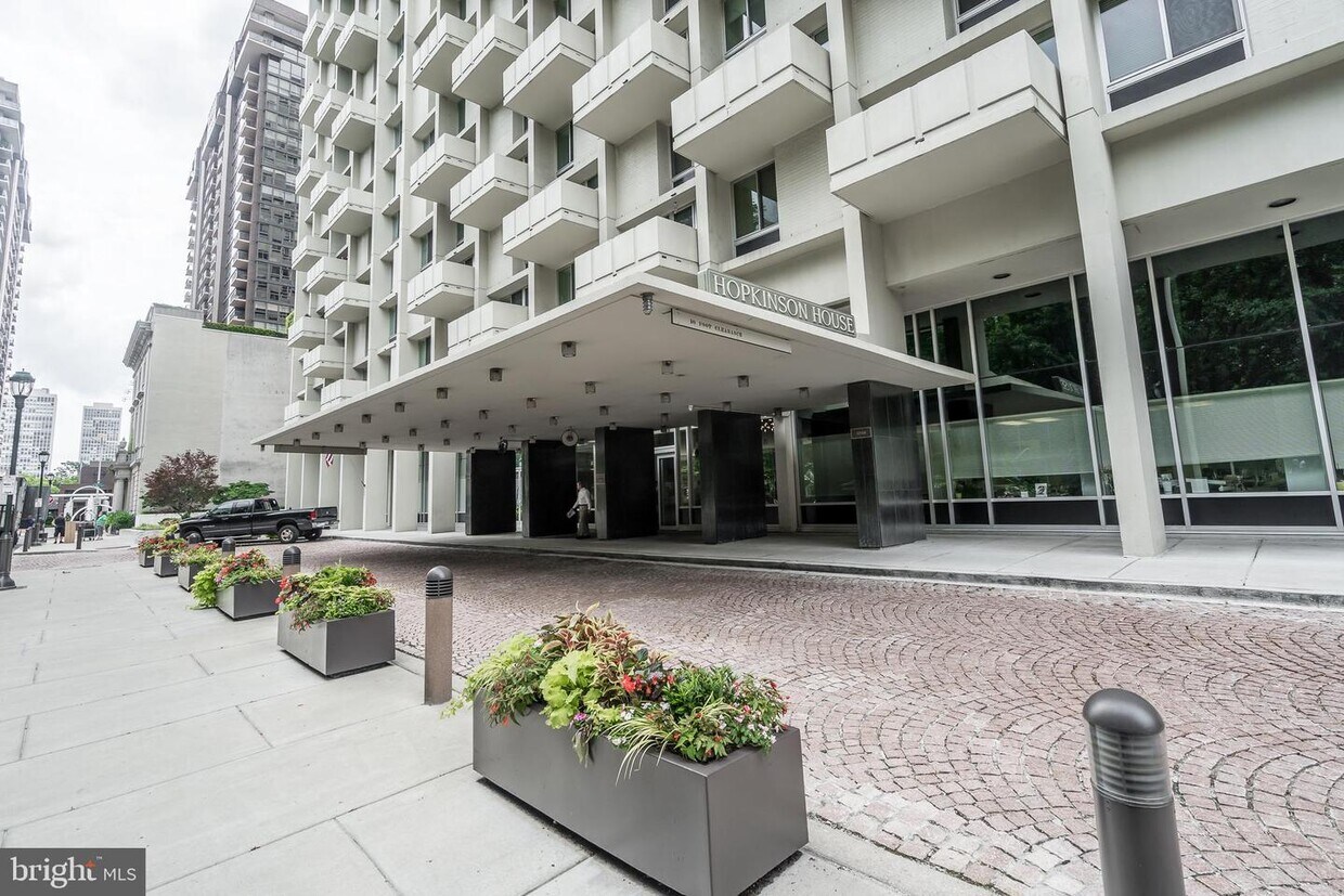 60436 S Washington Square Unit 2315, Philadelphia, PA 19106 Room for