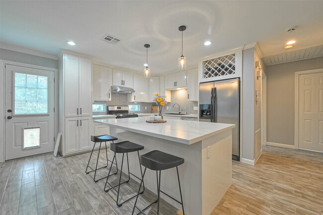 Building Photo - 2210 Saxon Dr