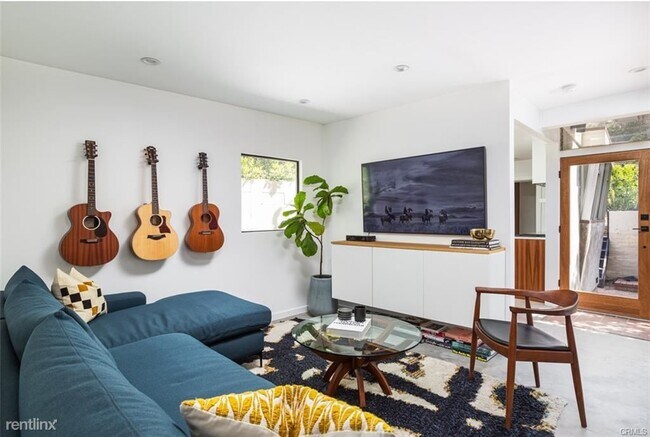 Building Photo - 1 br, 2 bath House - 905 N Beverly Glen Blvd