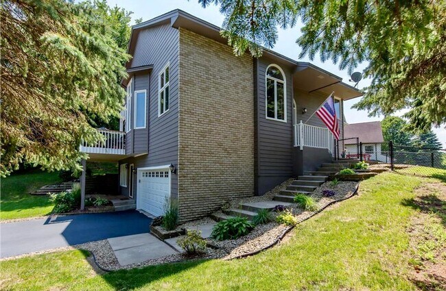 Building Photo - Magnificent Eagan Custom 4 Level Home